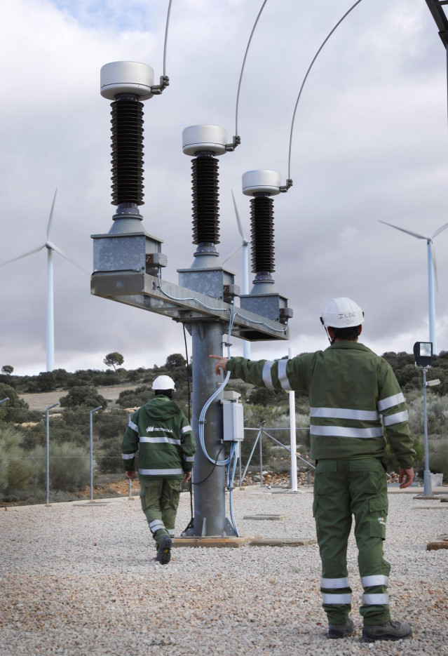 Archivo - Trabajadores en una subestación eléctrica de Ibedrola