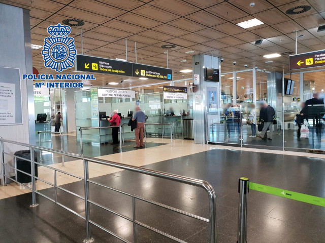 Archivo - Sucesos.- Detienen a un joven británico que pretendía volar a Reino Unido sin PCR