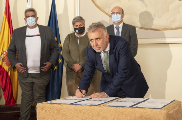 El presidente de Canarias, Ángel Víctor Torres, en la firma del plan de empleo de La Palma