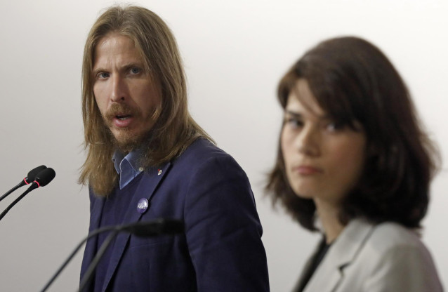 Archivo - Los portavoces de Podemos, Isa Serra y Pablo Fernández, ofrecen una rueda de prensa, a 25 de octubre de 2021, en Madrid, (España).