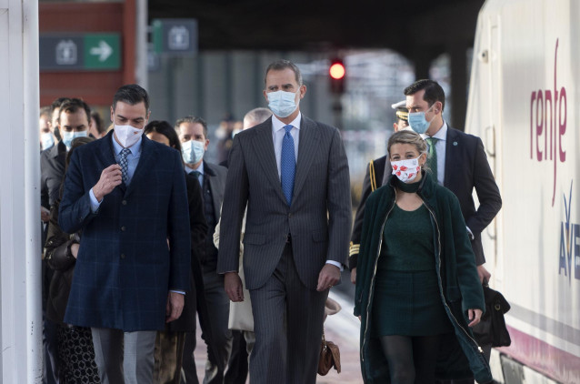 (I-D) El presidente del Gobierno, Pedro Sánchez; el Rey Felipe VI; y la vicepresidenta segunda y ministra de Trabajo y Economía Social, Yolanda Díaz, a su llegada a la estación de Chamartín-Clara Campoamor