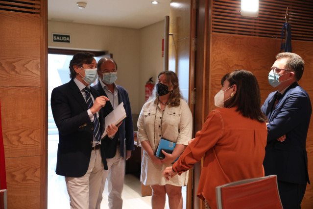 Archivo - (I-D) El secretario tercero de la Mesa del Senado, Rafael Hernando; el vicepresidente segundo del órgano, Pío García-Escudero; la secretaria cuarta, Cristina Ayala; la vicepresidenta primera, Cristina Narbona; y el secretario segundo, Imanol Lan