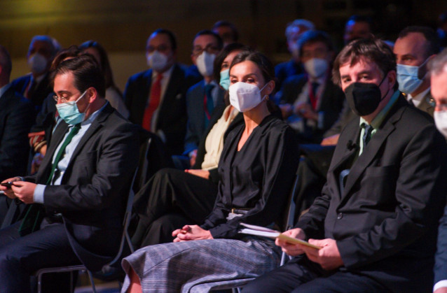 El ministro de Asuntos Exteriores, José Manuel Albares, la Reina Doña Letizia,  y el director del Instituto Cervantes, Luis Garcia Montero, en la inauguración de la reunión anual de directores del Instituto Cervantes, en Tabakalera