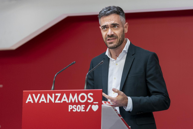 Archivo - El portavoz adjunto del PSOE en el Congreso, Felipe Sicilia, responde en una rueda de prensa tras la reunión de la Comisión Ejecutiva Federal Plenaria del PSOE en la sede socialista de la calle Ferraz, a 25 de octubre de 2021, en Madrid, (España