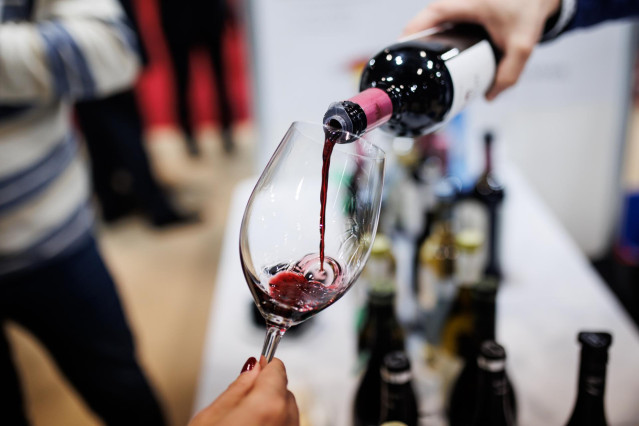 Una persona sirve una copa de vino en la inauguración del XXI Salón de los Mejores Vinos de España en el Pabellón 5 de IFEMA Madrid, a 22 de noviembre de 2021, en Madrid, (España).