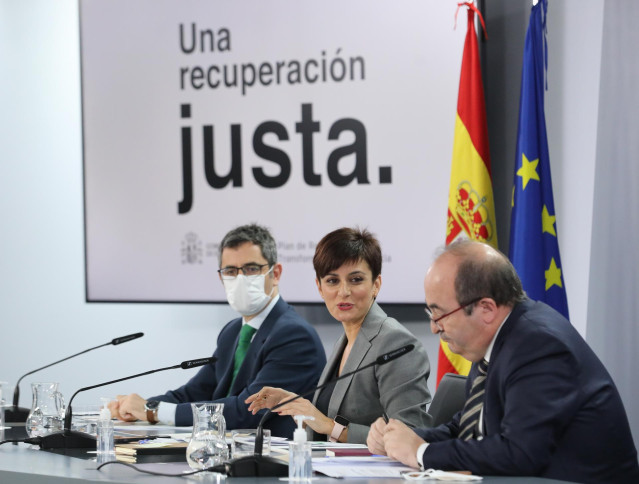 El ministro de la Presidencia, Relaciones con las Cortes y Memoria Democrática, Félix Bolaños; la ministra Portavoz, Isabel Rodríguez; y el ministro de Cultura y Deporte, Miquel Iceta, comparecen tras la reunión del Consejo de Ministros extraordinario.