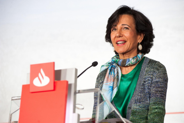 Archivo - La presidenta de Banco Santander, Ana Botín, en la presentación de resultados de 2020.