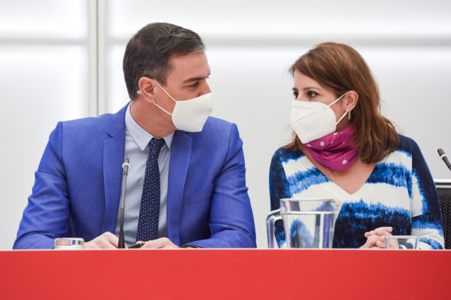 El secretario general del PSOE y presidente del Gobierno, Pedro Sánchez; y la nueva vicesecretaria general del partido, Adriana Lastra, conversan en la reunión de la Comisión Ejecutiva Federal del PSOE en Ferraz, a 13 de diciembre de 2021, en Madrid.