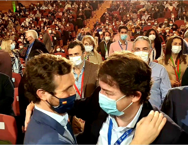 El presidente del PP, Pablo Casado, saluda al presidente de Castilla y León, Alfonso Fernández Mañueco, en el congreso del PP andaluz celebrado en Granada.