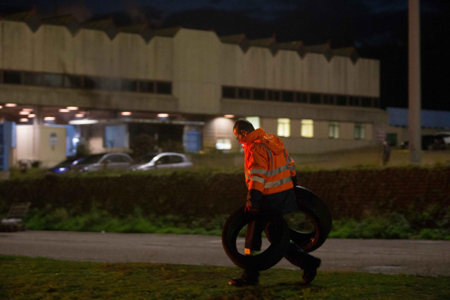 Archivo - Un trabajador quema neumáticos durante una huelga general para reivindicar un futuro para la comarca en la Factoría de Alcoa en San Cibrao, a 17 de noviembre de 2021, en A Mariña, Lugo, Galicia, (España). Con esta huelga, reclaman “medidas inmed