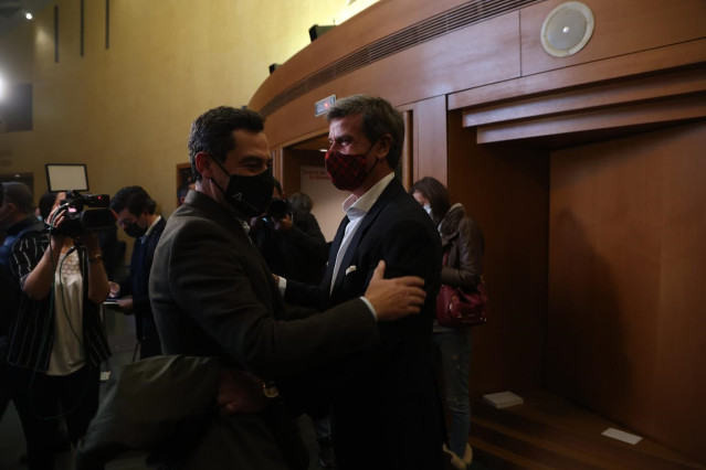 El presidente de la Junta, Juanma Moreno, a la izquierda, en un acto en el Teatro de la Maestranza de Sevilla