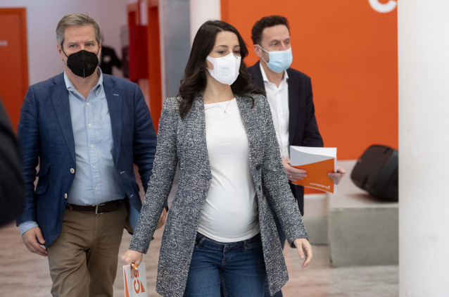 La líder de Cs, Inés Arrimadas (c), a su llegada a una comparecencia tras el anuncio de elecciones anticipadas en Castilla y León, a 20 de diciembre de 2021, en Madrid, (España).
