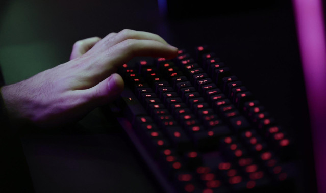 Una persona con el teclado de un ordenador