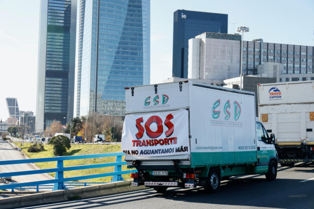 Un camión en la A-2 participa en una marcha lenta por las principales vías de Madrid