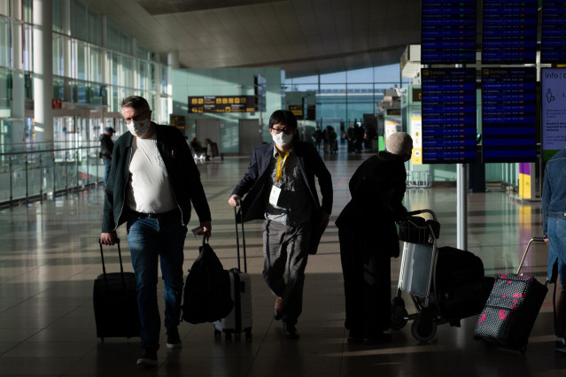 Archivo - Viajeros en el aeropuerto de Barcelona, en España