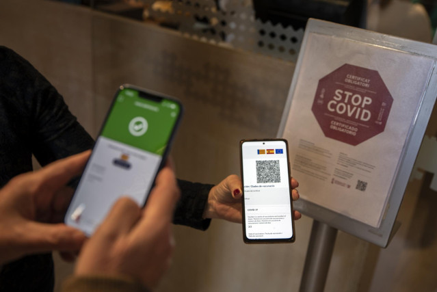 Una persona muestra su pasaporte Covid, a 4 de diciembre de 2021, en Valencia.