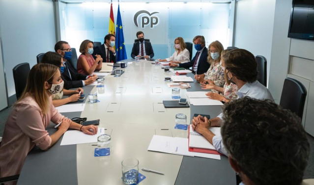 Archivo - El líder del PP, Pablo Casado (c), preside la reunión del Comité de Dirección del PP, a 30 de agosto de 2021, en Madrid, (España).