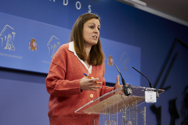 La portavoz de la CUP en el Congreso, Mireia Vehí, en una rueda de prensa anterior a una Junta de Portavoces en el Congreso de los Diputados, a 21 de diciembre de 2021, en Madrid, (España).