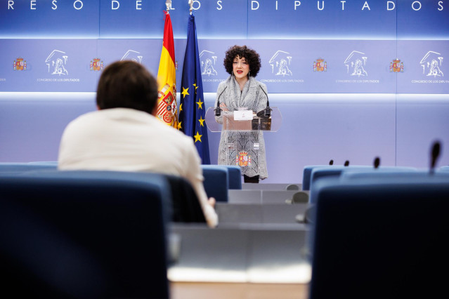 La diputada de Unidas Podemos y portavoz de En Comú Podem en el Congreso, Aina Vidal, interviene en una rueda de prensa anterior a una Junta de Portavoces, en el Congreso de los Diputados, a 30 de noviembre de 2021, en Madrid, (España).