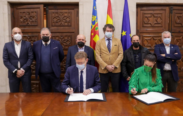 El presidente de la Generalitat valenciana, Ximo Puig, y la consellera de Agricultura, Desarrollo Rural, Emergencia Climática y Transición Ecológica, Mireia Mollà, firman las alegaciones a los planes de cuenca.