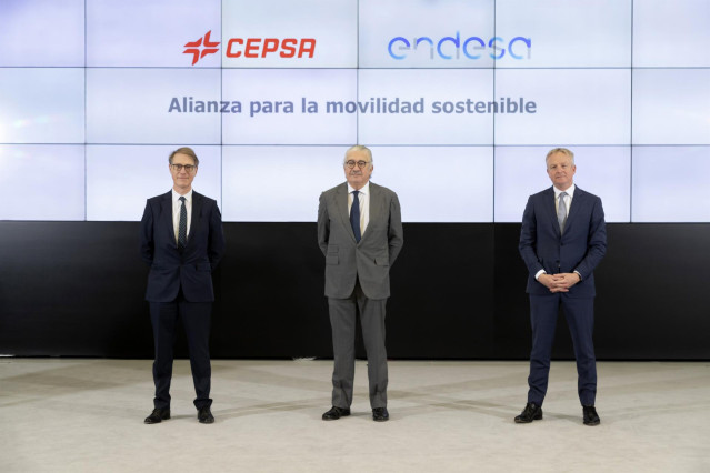 De izquierda a derecha: el CEO de Cepsa, Philippe Boisseau; el consejero delegado de Endesa, José Bogas, y el futuro CEO de Cepsa a partir del 1 de enero de 2022, Maarten Wetselaar.