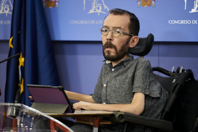 El portavoz de Unidas Podemos, Pablo Echenique, en una rueda de prensa, durante una Junta de Portavoces en el Congreso de los Diputados, a 21 de diciembre de 2021, en Madrid, (España).