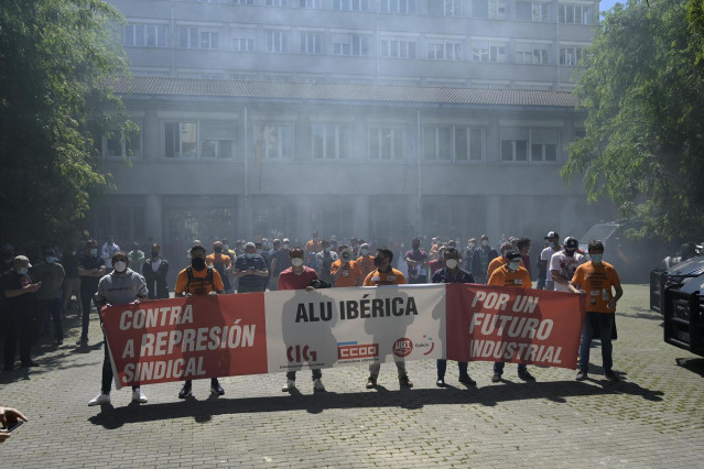 Archivo - Protesta de trabajadores de Alu Ibérica en A Coruña