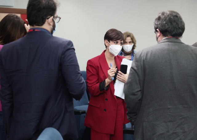 La ministra de Política Territorial y portavoz del Gobierno, Isabel Rodríguez, conversa con los periodistas tras una rueda posterior a una reunión del Consejo de Ministros, en el Palacio de Moncloa, a 21 de diciembre de 2021, en Madrid, (España).