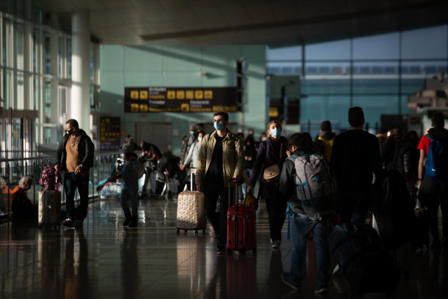 Archivo - Varios pasajeros con maletas en el aeropuerto de El Prat en Barcelona, Cataluña (España).