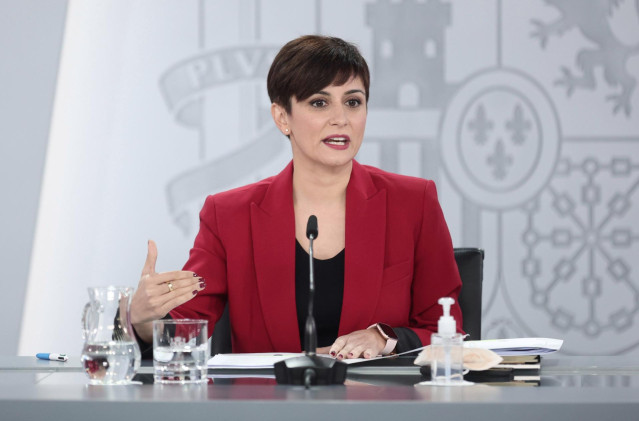 La ministra de Política Territorial y portavoz del Gobierno, Isabel Rodríguez, interviene en una rueda posterior a una reunión del Consejo de Ministros, en el Palacio de Moncloa, a 21 de diciembre de 2021, en Madrid, (España).