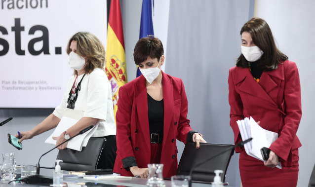 (I-D) La vicepresidenta y ministra para la Transición Ecológica y el Reto Demográfico, Teresa Ribera; la ministra de Política Territorial y portavoz del Gobierno, Isabel Rodríguez, y la ministra de Justicia, Pilar Llop.