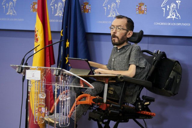 El portavoz de Unidas Podemos, Pablo Echenique, en una rueda de prensa, durante una Junta de Portavoces en el Congreso de los Diputados, a 21 de diciembre de 2021, en Madrid, (España).