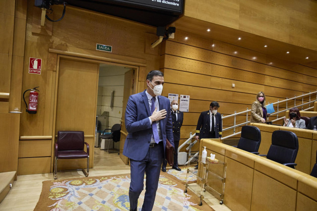 El presidente del Gobierno, Pedro Sánchez, a su llegada a una Sesión de Control en el Senado, a 21 de diciembre de 2021, en Madrid (España).