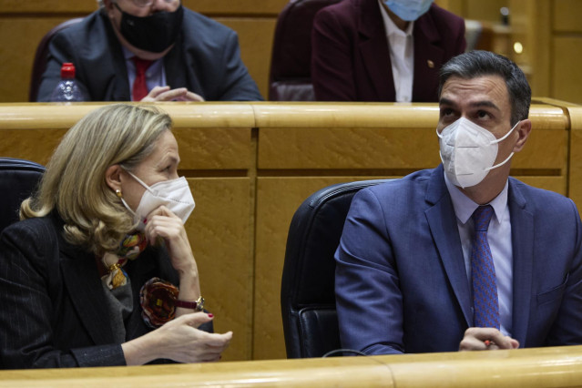 La vicepresidenta primera del Gobierno y ministra de Asuntos Económicos y Transformación Digital, Nadia Calviño y el presidente del Gobierno, Pedro Sánchez, en una Sesión de Control en el Senado, a 21 de diciembre de 2021, en Madrid (España).