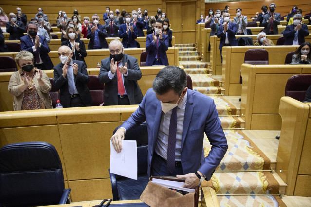 El presidente del Gobierno, Pedro Sánchez, en una Sesión de Control en el Senado, a 21 de diciembre de 2021, en Madrid (España). El Senado celebra su última sesión plenaria del año, en la que previsiblemente, se aprobarán los Presupuestos Generales del Es