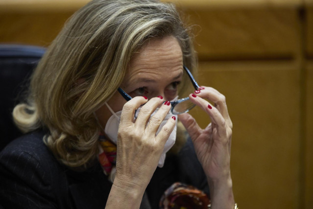 La vicepresidenta primera del Gobierno y ministra de Asuntos Económicos y Transformación Digital, Nadia Calviño, en una Sesión de Control en el Senado, a 21 de diciembre de 2021, en Madrid (España).