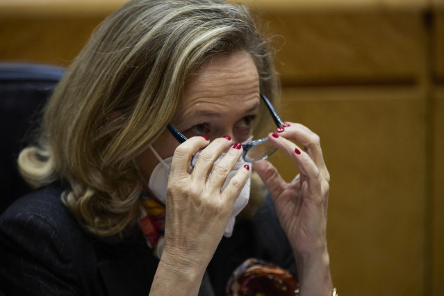 La vicepresidenta primera del Gobierno y ministra de Asuntos Económicos y Transformación Digital, Nadia Calviño, en una Sesión de Control en el Senado, a 21 de diciembre de 2021, en Madrid (España).