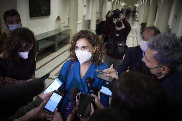 La ministra de Hacienda, Maria Jesús Montero, ofrece declaraciones a medios de comunicación tras su salida de una Sesión de Control en el Senado, a 21 de diciembre de 2021, en Madrid (España).