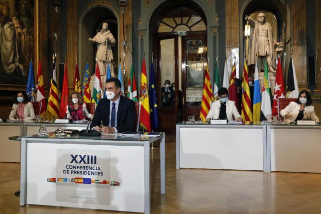 Archivo - El presidente del Gobierno, Pedro Sánchez (c) junto a la vicepresidenta de Asuntos Económicos, Nadia Calviño (2i); la Ministra de Asuntos Exteriores, Arancha González Laya (2d); la ministra de Hacienda, María Jesús Montero (i) y la ministra de P