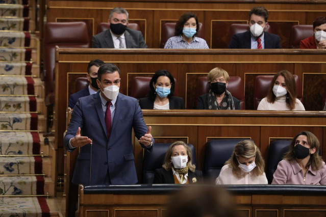 El presidente del Gobierno, Pedro Sánchez, la vicepresidenta primera del Gobierno Nadia Calviño, y la vicepresidenta segunda  Yolanda Díaz, en un pleno en el Congreso de los Diputados, a 22 de diciembre de 2021, en Madrid (España).