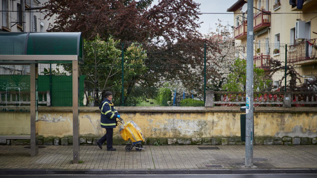 Archivo - Cartera del servicio de Correos en Pamplona