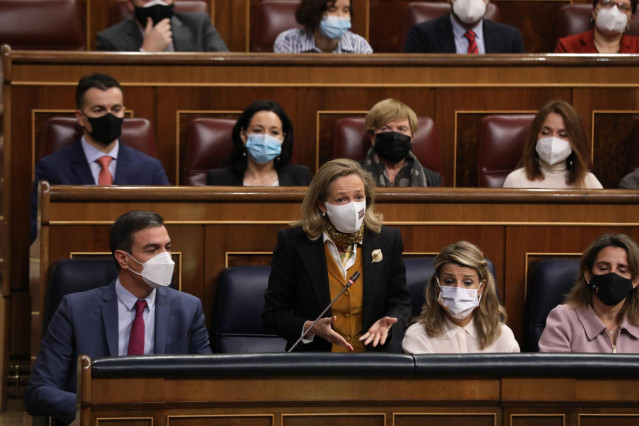 La vicepresidenta primera del Gobierno y ministra de Asuntos Económicos y Transformación Digital, Nadia Calviño, en un pleno en el Congreso de los Diputados, a 22 de diciembre de 2021, en Madrid (España).