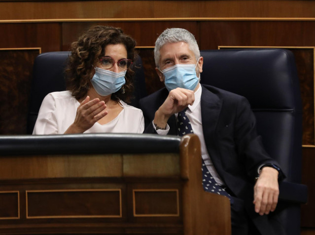 La ministra de Hacienda y Función Pública, María Jesús Montero y el ministro del Interior, Fernando Grande Marlaska, en el pleno del Congreso de los Diputados, a 22 de diciembre de 2021, en Madrid (España).