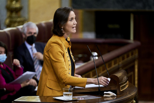 La ministra de Industria y Turismo, Reyes Maroto, interviene en una sesión plenaria en el Congreso de los Diputados.