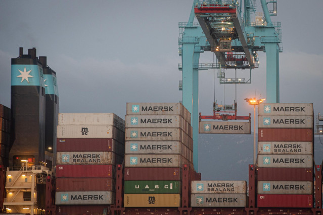 Archivo - Los buques ,Maersk Denver y Mary Maersk, en  la terminal de APM, gestionada por Maerks .en el puerto de Algeciras (Cádiz),  donde se están realizando trabajos de descarga de contenedores, después de arribar procedente del Canal de Suez (Egipto)