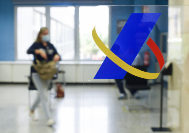 Archivo - Símbolo de la Agencia Tributaria en una de las oficinas de la Agencia Estatal de la Administración Tributaria, el día que el Gobierno ha propuesto subir el salario de los empleados públicos un 2% para 2022, a 5 de octubre de 2021, en Madrid (Esp