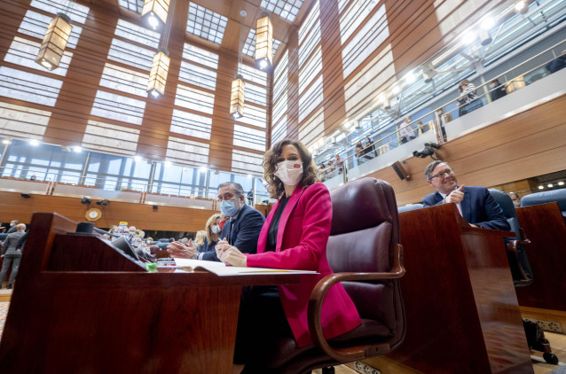 La presidenta de la Comunidad, Isabel Díaz Ayuso, en un pleno de la Asamblea de Madrid, a 2 de diciembre de 2021, en Madrid (España). Para este pleno está previsto el debate de las enmiendas a los Presupuestos regionales presentadas por Más Madrid, PSOE y