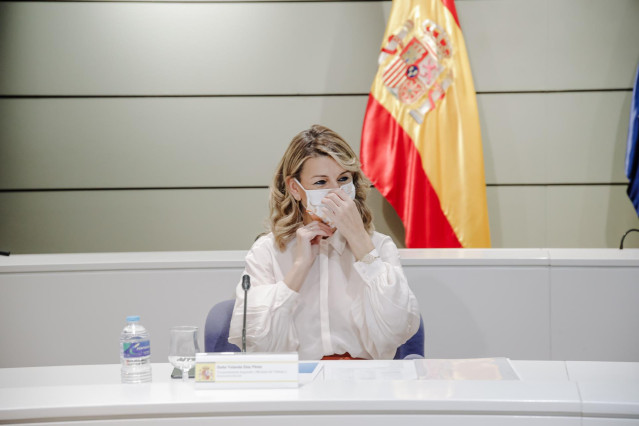 La vicepresidenta segunda del Gobierno y ministra de Trabajo y Economía Social, Yolanda Díaz, interviene en la reunión en el Ministerio de Trabajo y Economía Social, a 22 de diciembre de 2021, en Madrid, (España).