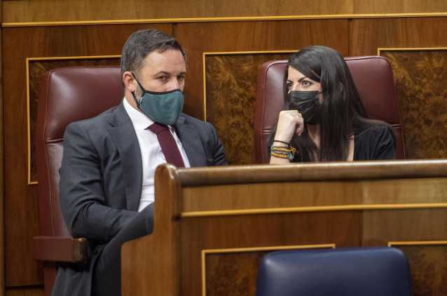 El líder de Vox, Santiago Abascal, y la secretaria general del partido en el Congreso, Macarena Olona, en una sesión plenaria en el Congreso