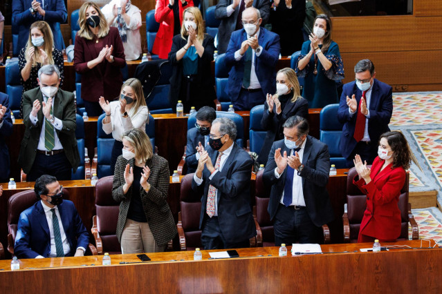 La presidenta de la Comunidad de Madrid, Isabel Díaz Ayuso, y diputados aplauden a el consejero de Hacienda, Economía y Empleo de la Comunidad de Madrid, Javier Fernández-Lasquetty, tras la aprobación de los presupuestos de 2022